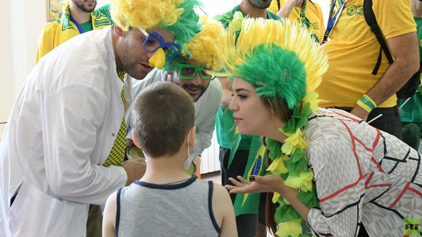 VIDEO: Hinchas brasileños llevan el espíritu del Mundial a un hospital infantil en Rusia