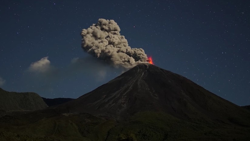 Una lluvia de ceniza del volcán Reventador cae en provincias andinas y amazónicas de Ecuador