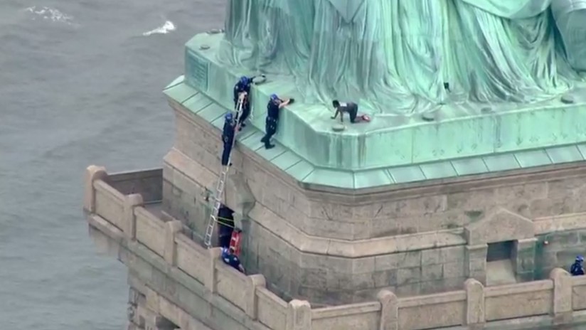 VIDEO: Intenta escalar la Estatua de la Libertad el Día de la Independencia y desalojan toda la isla