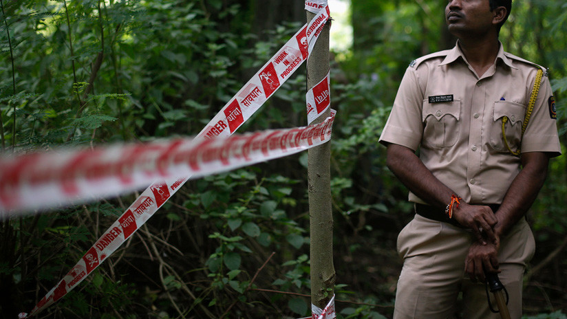 India: Graban cómo un hombre ataca a su mujer con un machete ante una comisaría a plena luz del día