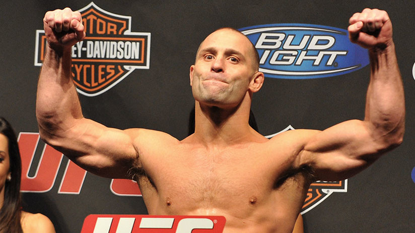 VIDEO: Un excampeón de la UFC somete a un alborotador ebrio en un restaurante