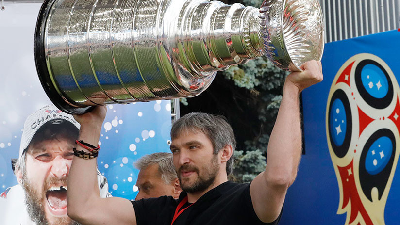 Video: Así se come la estrella rusa del hockey caviar negro a cucharadas (de la Copa Stanley)