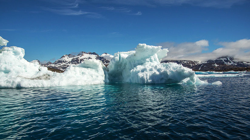 Momento exacto Un iceberg de más de 6 km se desprende de un glaciar en Groenlandia