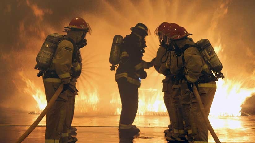 Reino Unido: Un grupo de hombres armados secuestra e incendia autobús en Belfast (FOTO, VIDEO)