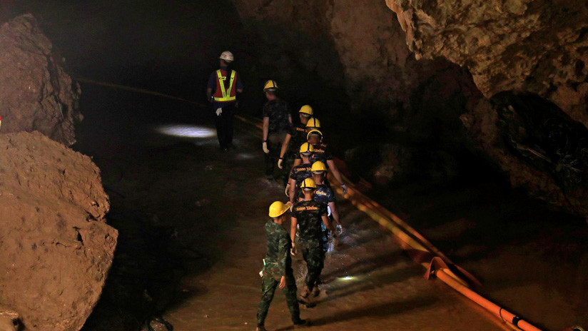 Emotivo mensaje de los marines tailandeses para un héroe del rescate tras la muerte de su padre