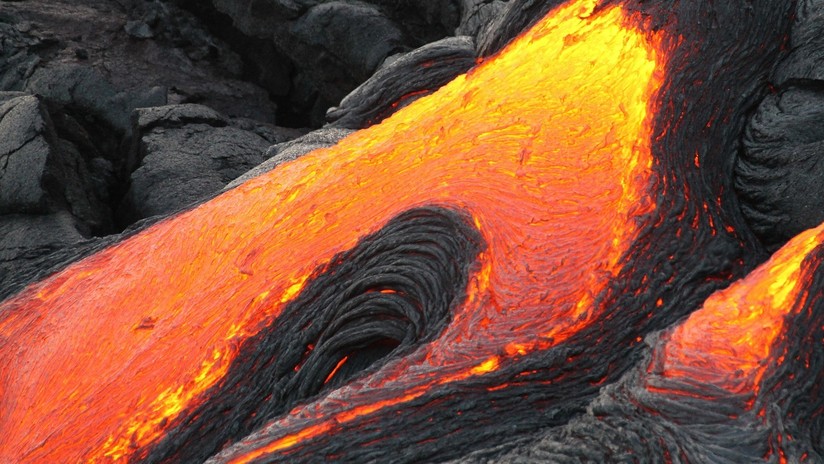 VIDEO: Un piloto de helicóptero pende de una cuerda sobre un cráter volcánico con lava