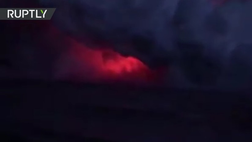 Momento exacto: una bomba de lava impacta contra un barco con turistas en Hawái (VIDEO)