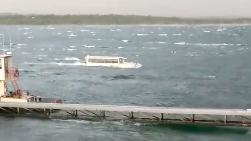 Mueren 13 tras naufragar en lago de Missouri — Tragedia en EU