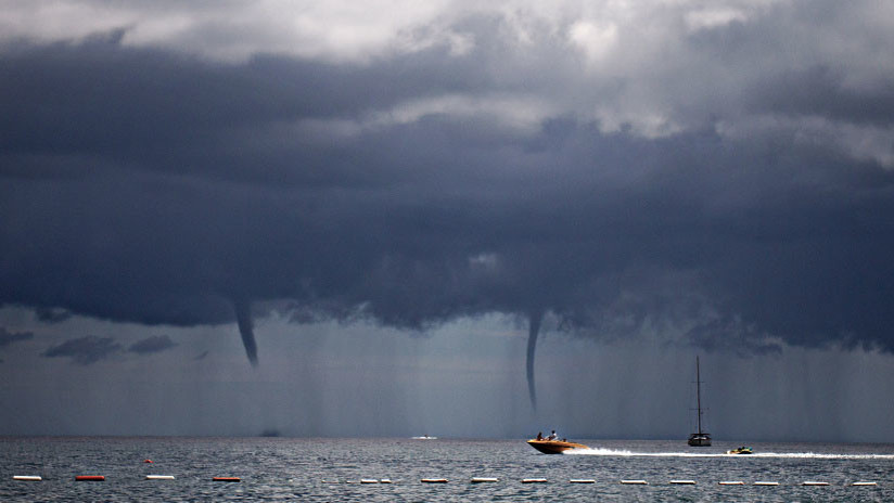 VIDEO: Pescadores filman dos tornados a una distancia sobrecogedora en el mar Negro