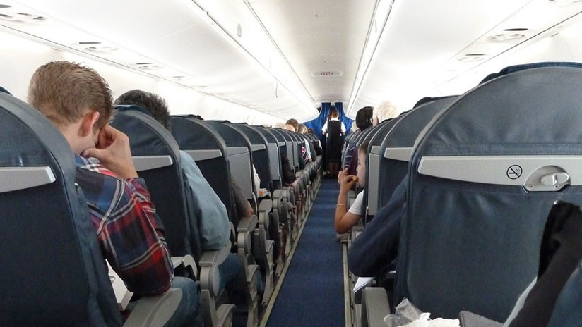 Hospitalizan a varios pasajeros tras un aterrizaje de emergencia por el olor a "calcetines sucios"