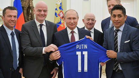 Vladímir Putin y Gianni Infantino en una reunión con leyendas del fútbol en el Kremlin, Moscú, 6 de julio de 2018