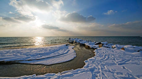 La nieve cubre la orilla cerca de la ciudad de Ronne, en la isla danesa de Bornholm, en el mar Báltico. 