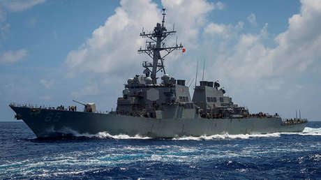 El destructor estadounidense USS Benfold navegando por el mar de Filipinas, 14 de junio de 2018.