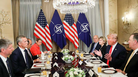 Representantes de la OTAN y EE.UU. durante un desayuno de trabajo, Bruselas, Bélgica, 11 de julio de 2018.
