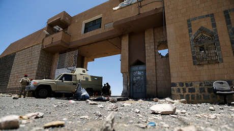 Vehículo militar protege la puerta de una prisión cerca de Amrán, Yemen, el 9 de junio de 2014.