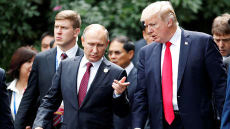 Los presidentes de Rusia y EE.UU., Vladímir Putin y Donald Trump, en la cumbre del APEC, Danang, Vietnam, el 11 de noviembre de 2017.