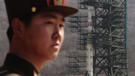 El cohete Unha-3 en un plataforma de lanzamiento del West Sea Satellite Launch Site, el 8 de abril de 2012.