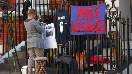 Partidarios de Julian Assange colocan mensajes de apoyo en las barandillas de la Embajada ecuatoriana en Londres (Reino Unido).
