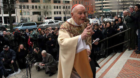 El cardenal Theodore McCarrick, arzobispo de Washington, cerca de la catedral de San Mateo Apóstol en Washington D.C., el 3 de abril de 2005.
