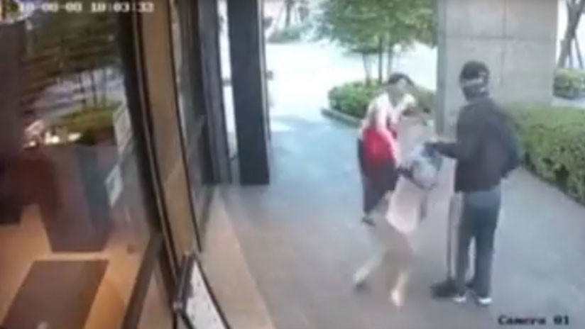 VIDEO Mujer repele a un desconocido que trató de arrebatarle a su hija a plena luz del día
