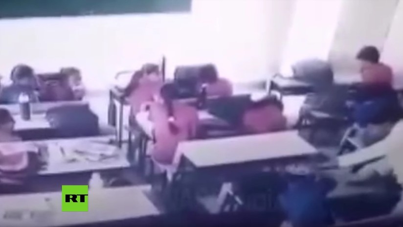VIDEO: Un maestro golpea sin piedad a un alumno delante de sus compañeros hasta dejarlo inconsciente