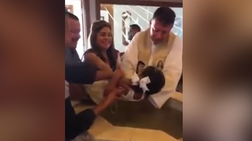 VIDEO: Una niña le dice "puto" a un sacerdote durante su bautizo