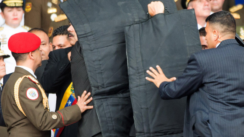 Los miembros de seguridad protegen al presidente venezolano Nicolás Maduro. 5 de agosto