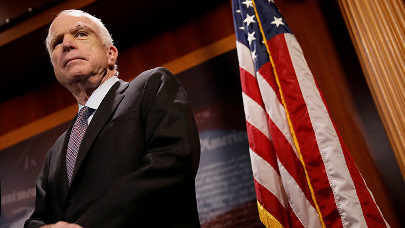 El senador John McCain decide suspender su tratamiento contra el cáncer