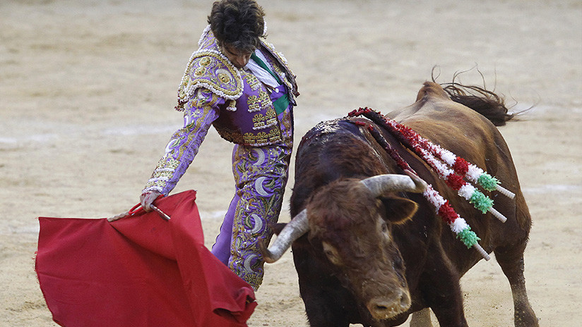 Embiste a una mujer toro con cuernos en llamas