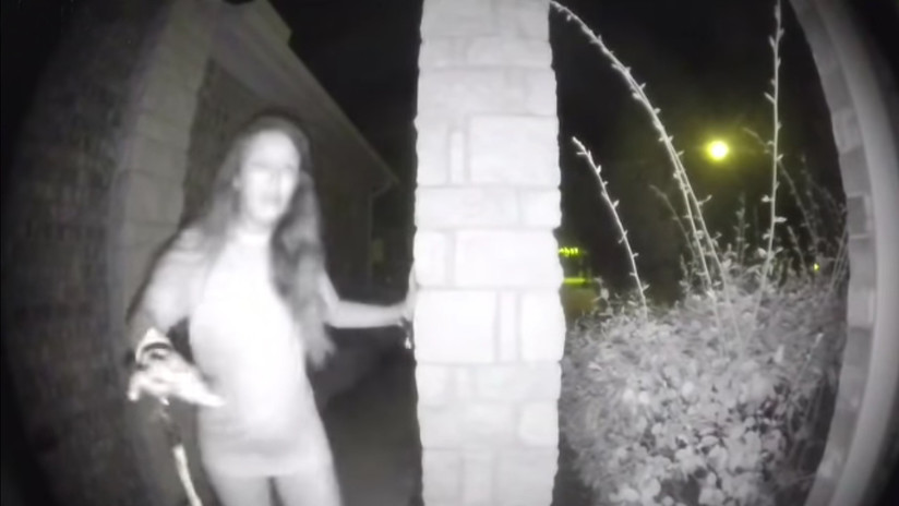 VIDEO: Graban a una misteriosa mujer descalza y con grilletes antes de desaparecer en EE.UU.