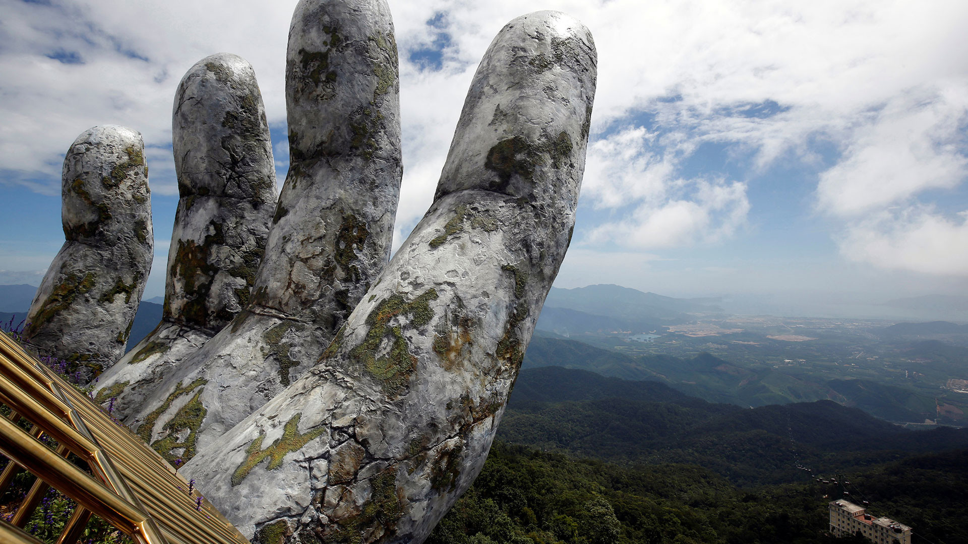 El singular Puente de Oro de Vietnam, sujetado El singular Puente de Oro de Vietnam, sujetado