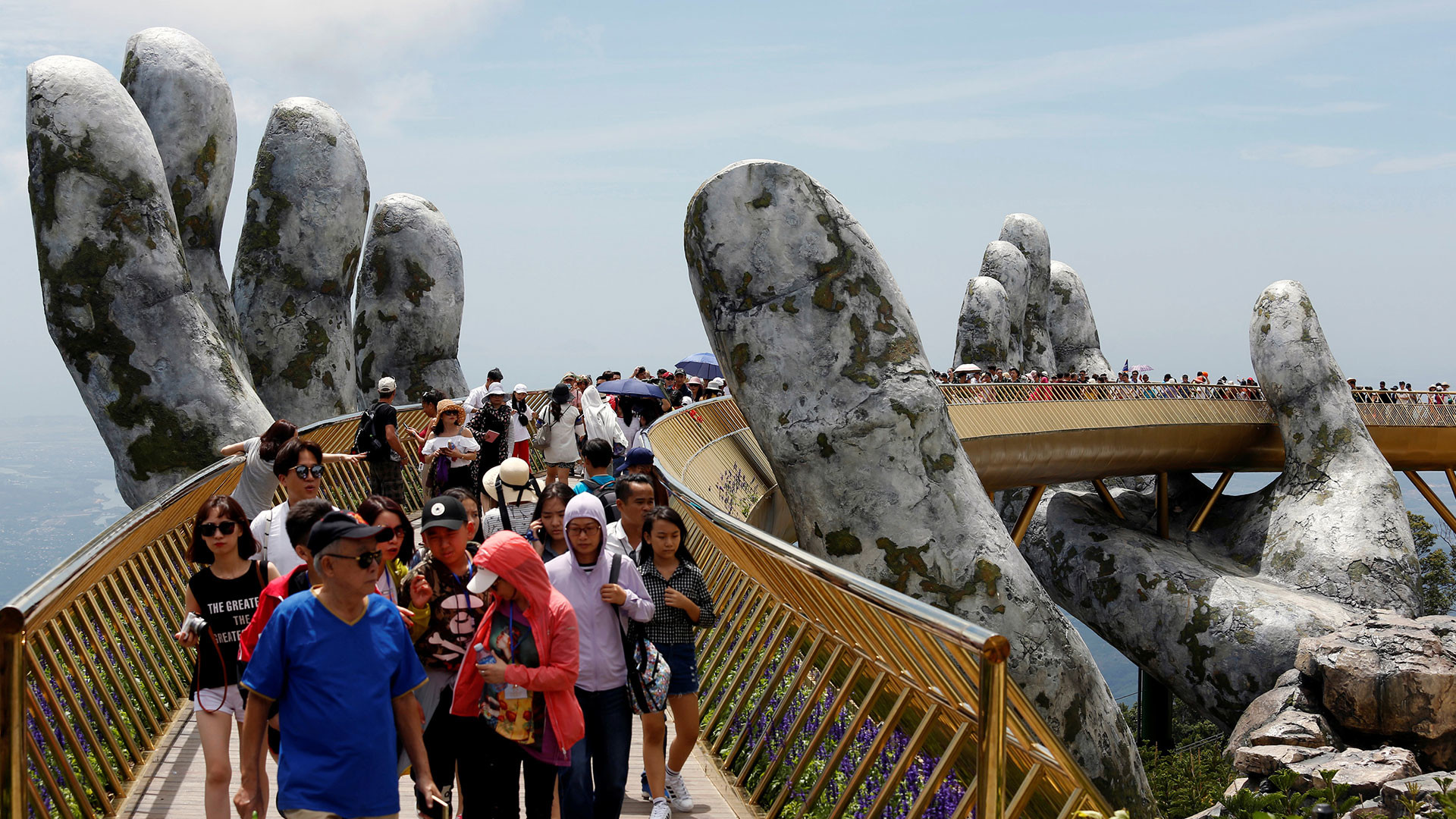 El singular Puente de Oro de Vietnam, sujetado El singular Puente de Oro de Vietnam, sujetado