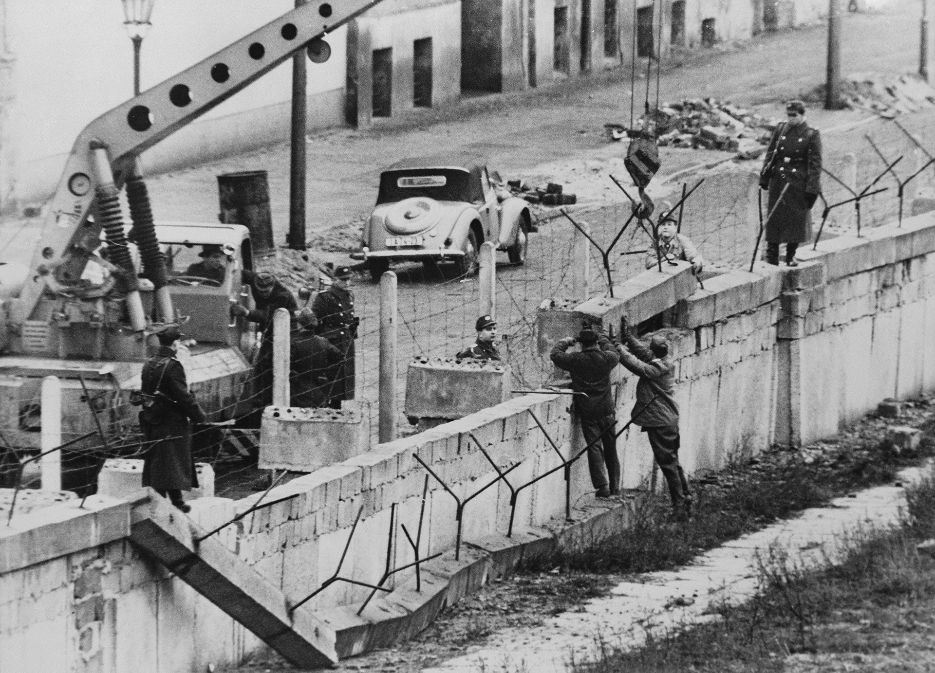 Recordamos la construcción del Muro de Berlín con varias imágenes históricas Recordamos la construcción del Muro de Berlín con varias imágenes históricas