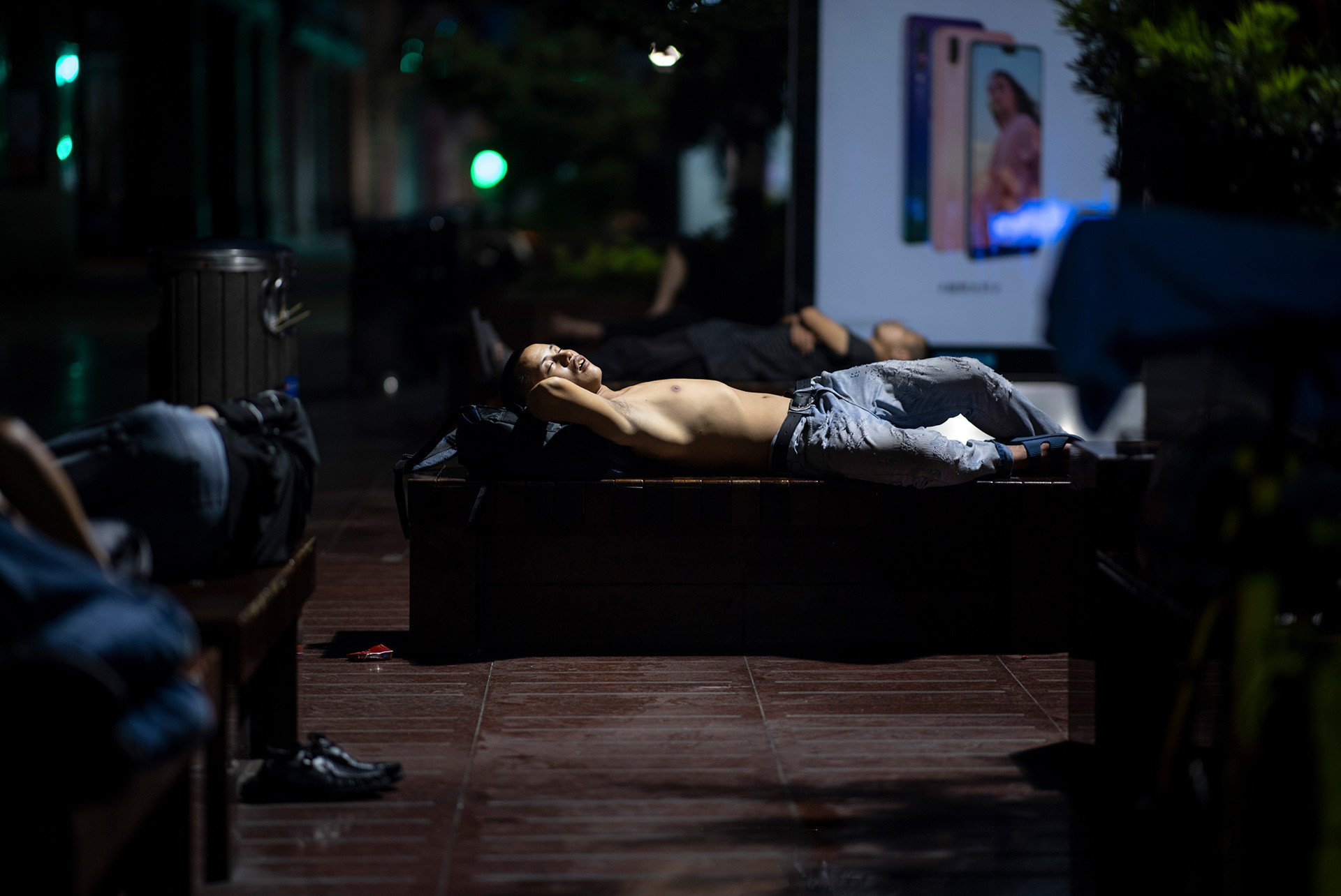 Спящие в сеуле. Лежащий человек на сеансе. Спящие зрители. Японцы спят на полу.