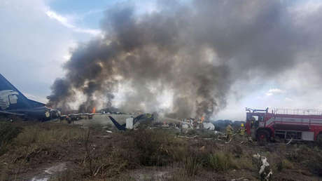 Bomberos intentan apagar el fuego tras un accidente aÃ©reo en Durango (MÃ©xico), el 31 de julio de 2018.