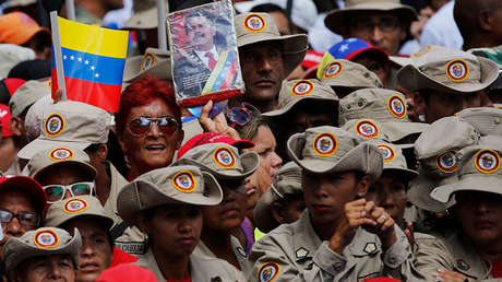 Una miembro de la Milicia Bolivariana de Venezuela sostiene una imagen del presidente Nicolás Maduro durante una marcha en Caracas, el 6 de agosto de 2018.