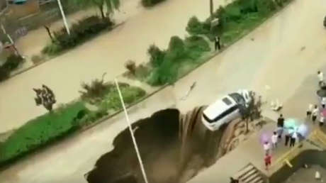 VIDEO: Las lluvias forman un agujero en una carretera y esta casi 'se traga' un coche