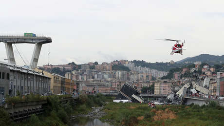 Un helicóptero de rescate sobrevuela el puente de Morandi derrumbado en Génova, Italia, el 14 de agosto de 2018