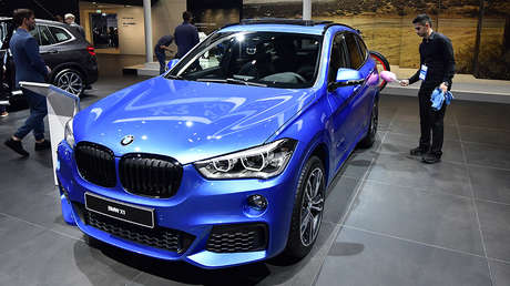VIDEO: Estrena un lujoso BMW y lo estrella al pisar por error el acelerador