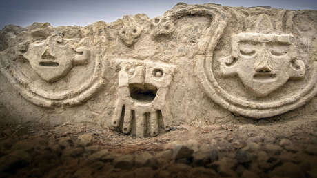 VIDEO: Hallan en Perú un mural con relieves de 3.800 años de antigüedad