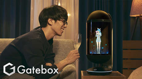 ¿La esposa ideal?: 'Nace' una mini-asistenta virtual para hombres solteros (VIDEO)
