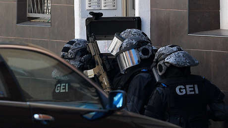 Fuerzas especiales acceden a la casa del terrorista abatido. Cornellá de Llobregat (Barcelona), 20 de agosto de 2018.