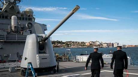 "EE.UU. envió al golfo Pérsico un buque y un bombardero para atacar Siria"