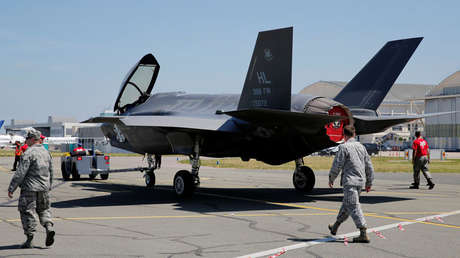 Pilotos de EE.UU. junto a un avión Lockheed Martin F-35, el 18 de junio de 2017