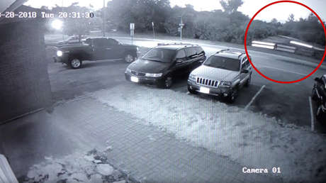 VIDEO: Conduce tan rápido su coche Tesla que sale volando y se estrella