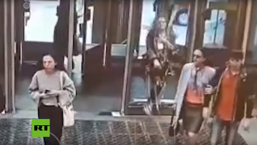 VIDEO: Una joven rompe una puerta de cristal por distraerse con su teléfono mientras camina