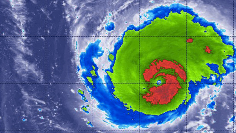 Florence pasa a ser de categoría 3, pero aún es "un huracán extremadamente peligroso"