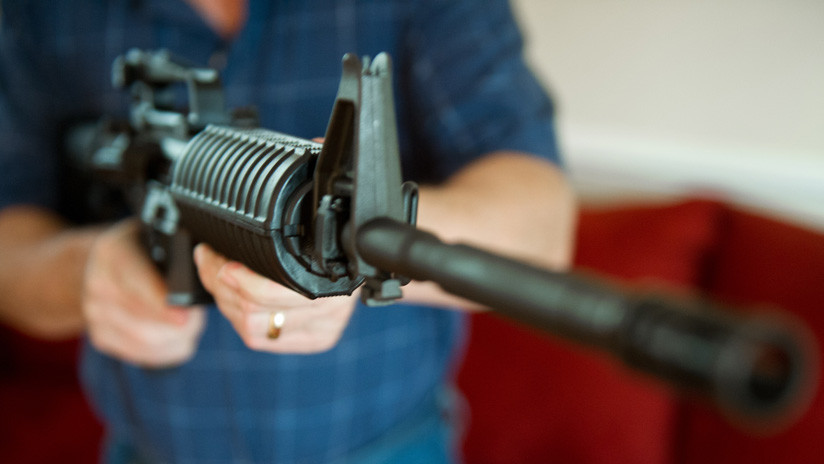 VIDEO: Un hombre con fusil de asalto y chaleco antibalas espanta a una madre con dos hijos