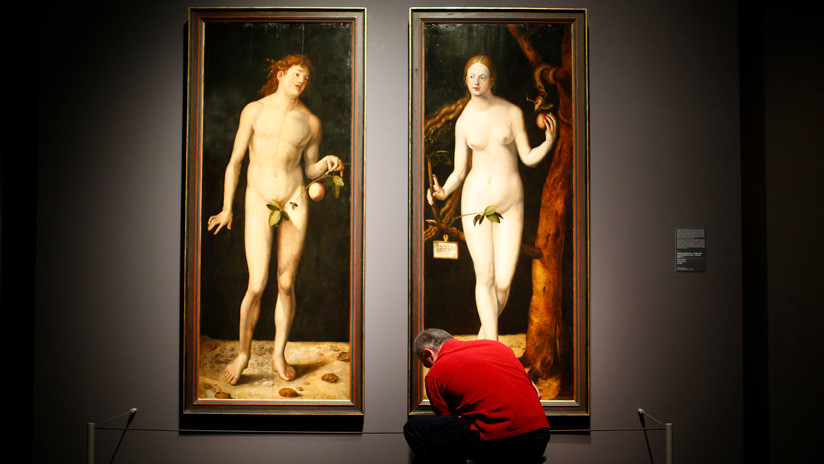 Adán y Eva al cuadrado en el Prado: una pareja se desnuda delante de la obra de Durero