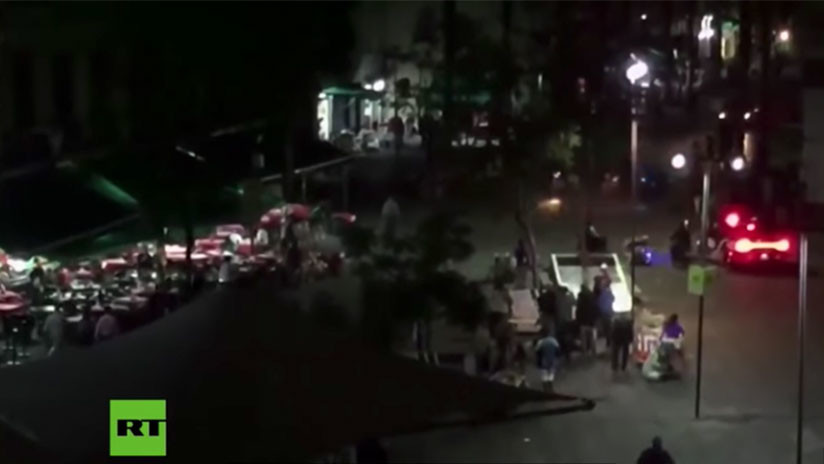 VIDEO: Momento exacto en que 'mariachis' abren fuego contra la multitud en popular plaza de México